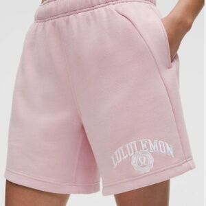 LULULEMON SCUBA MID-RISE OVERSIZED SHORT 7" *GRAPHIC.        PINK HAZE